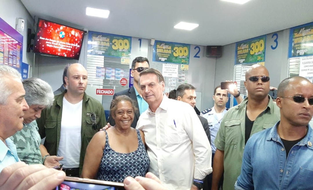 Sem agenda, Bolsonaro vai a lotérica em Brasília para fazer apostas na Mega da Virada